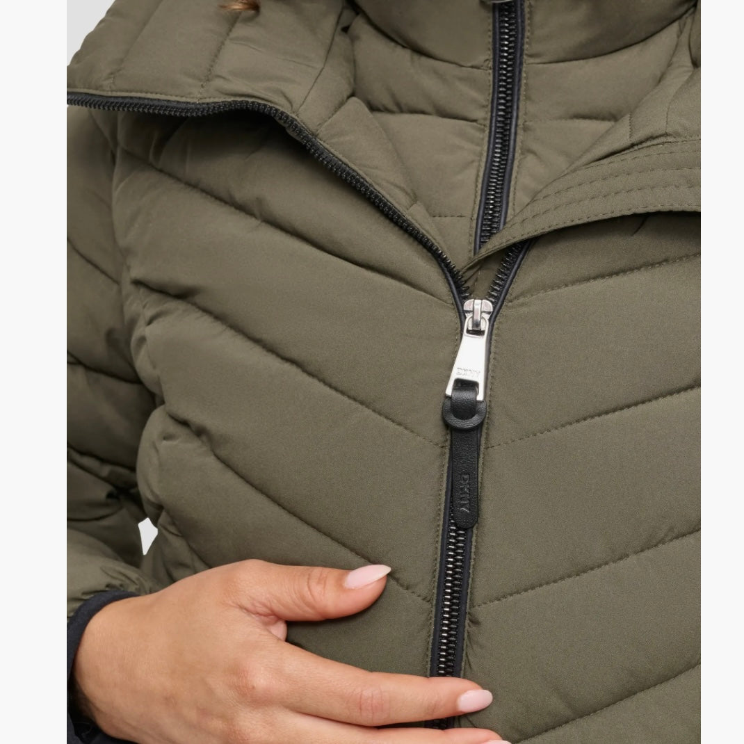 DKNY SHORT STRETCH HOODED PACKABLE PUFFER JACKET