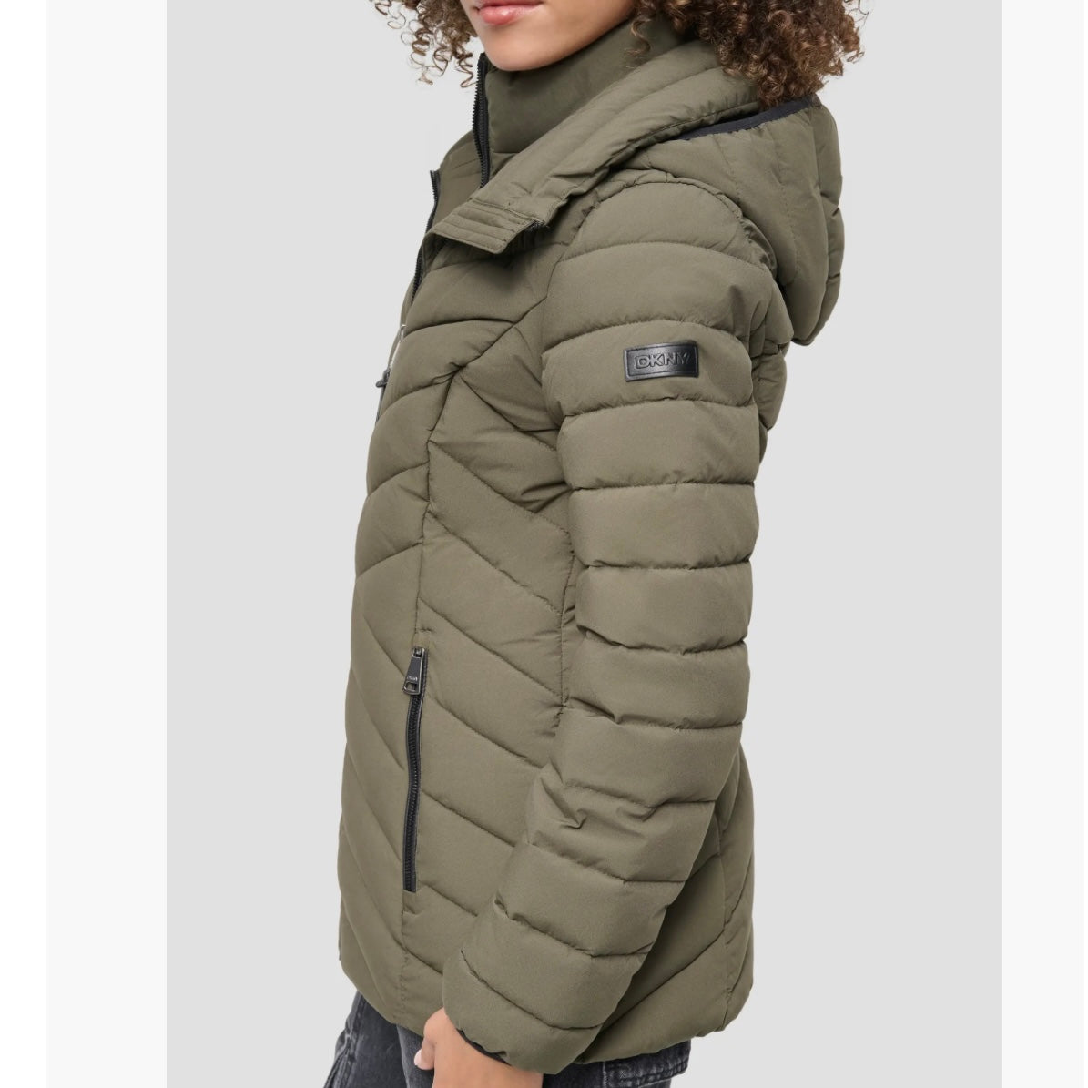 DKNY SHORT STRETCH HOODED PACKABLE PUFFER JACKET