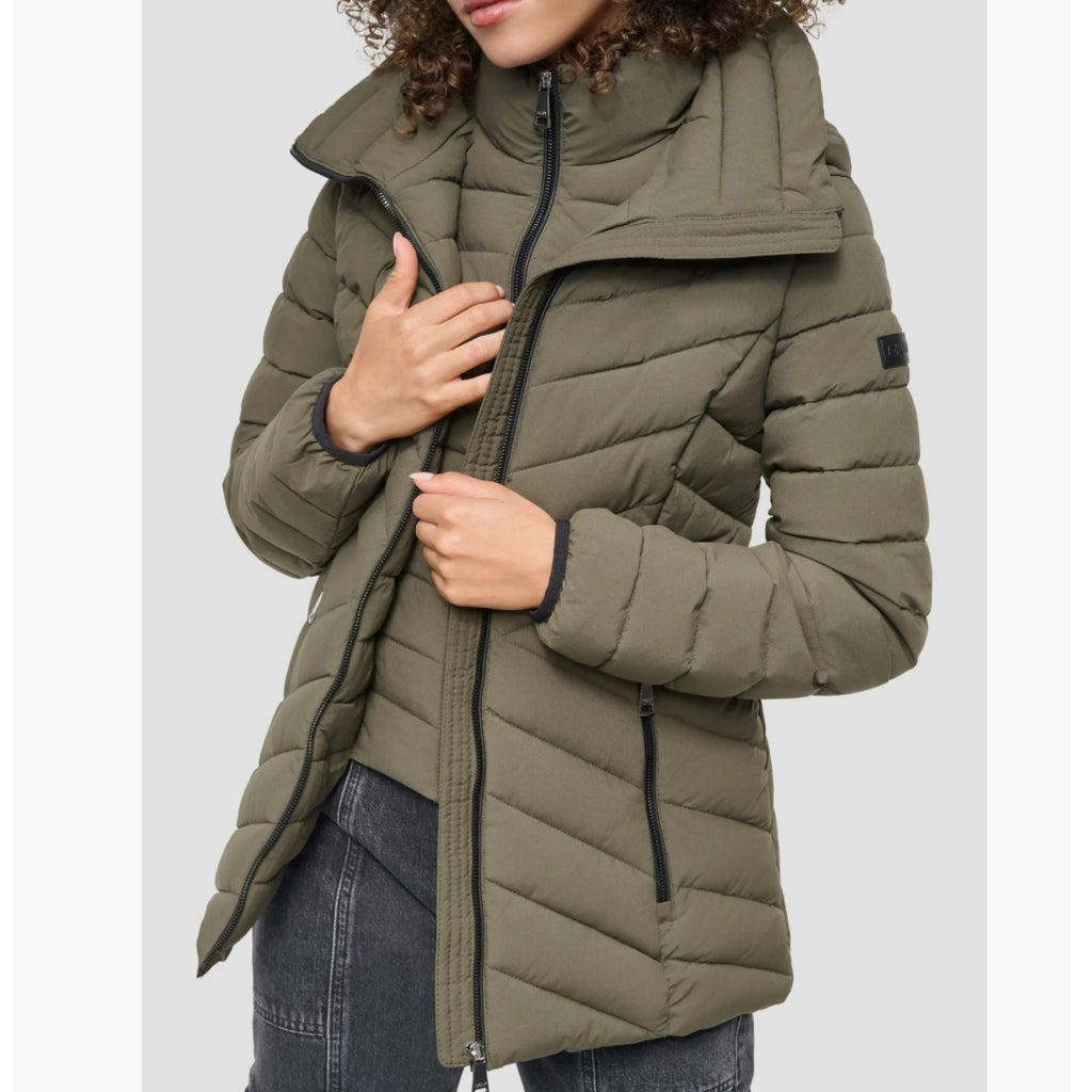 DKNY SHORT STRETCH HOODED PACKABLE PUFFER JACKET