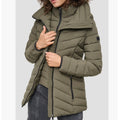 DKNY SHORT STRETCH HOODED PACKABLE PUFFER JACKET