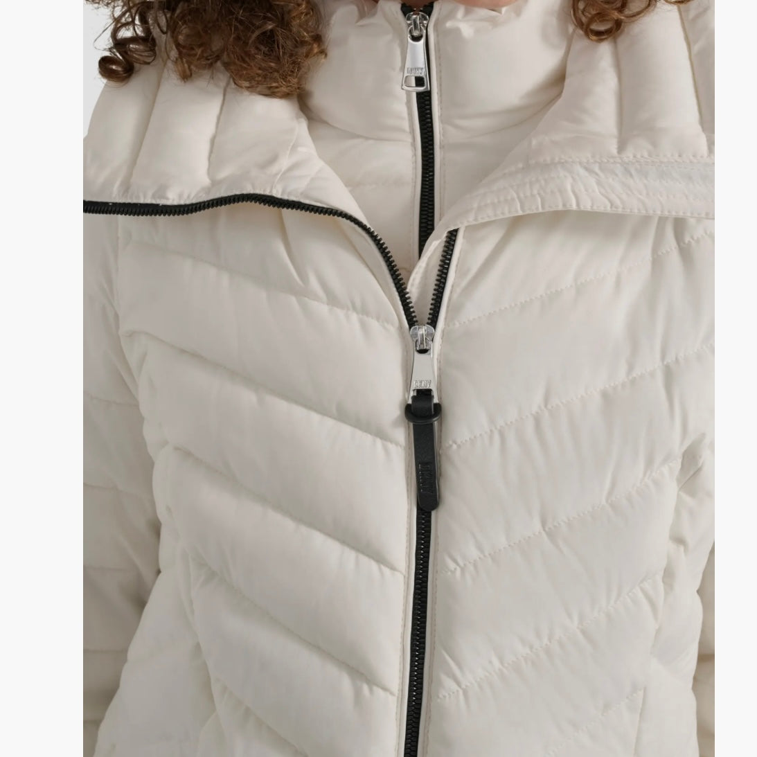 DKNY SHORT STRETCH HOODED PACKABLE PUFFER JACKET