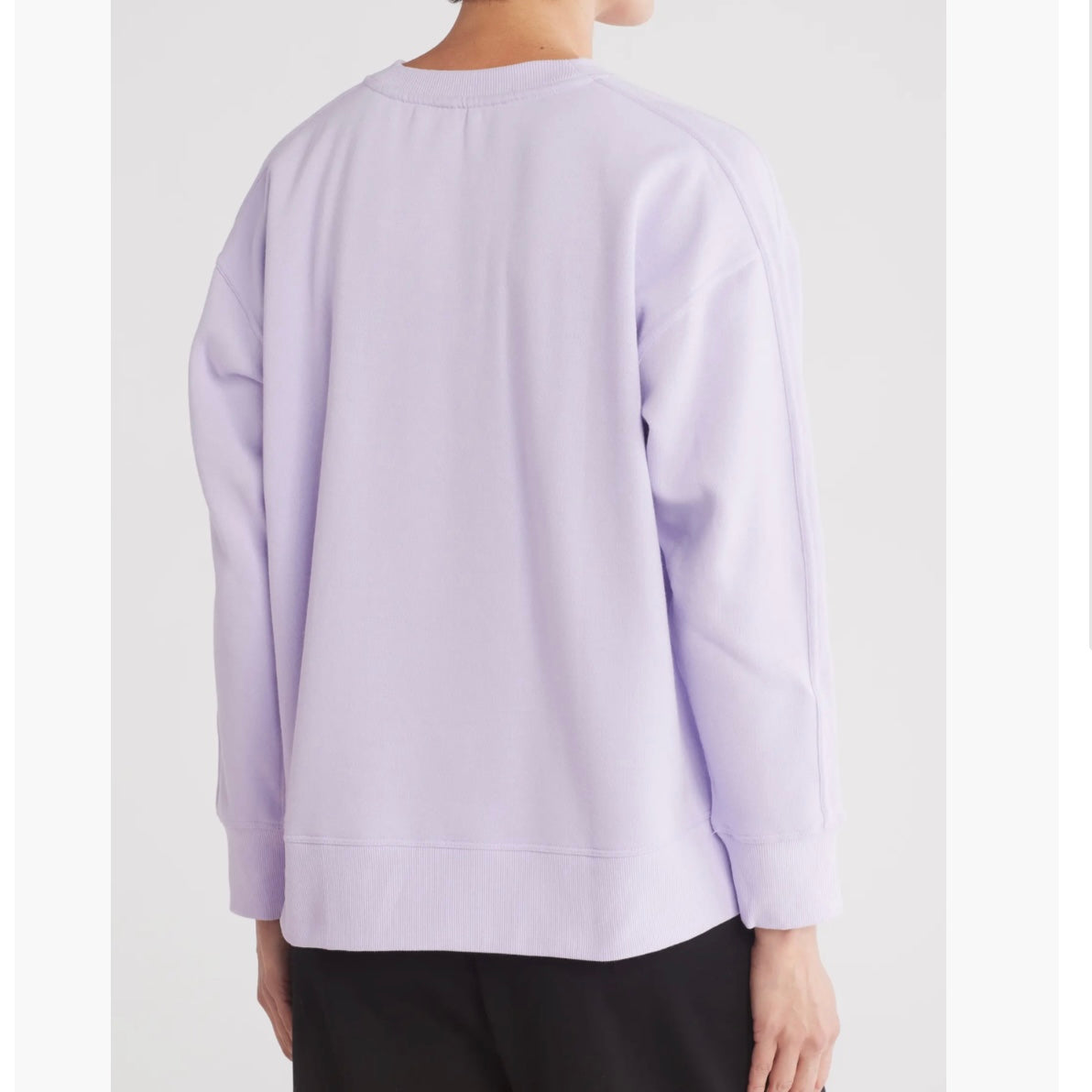 DKNY LOGO FLEECE HIGH-LOW SWEATSHIRT