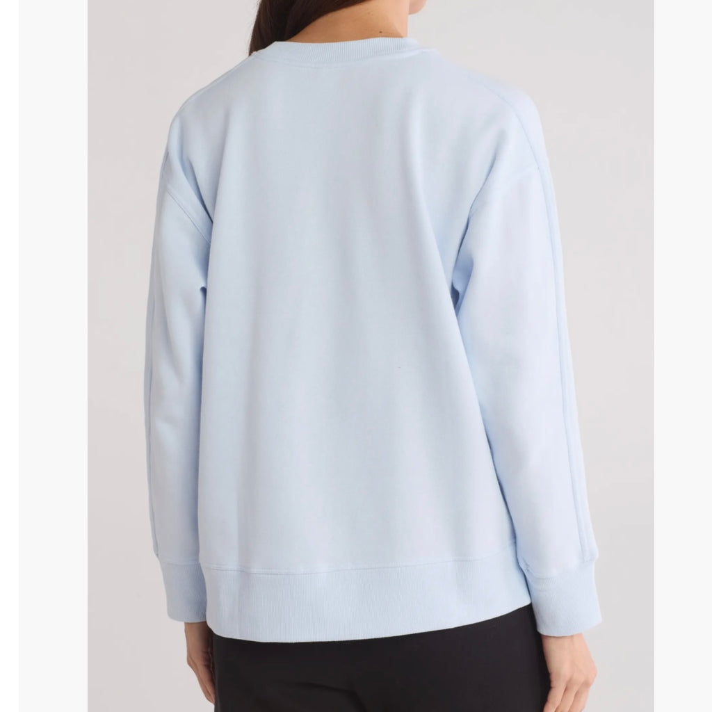 DKNY LOGO FLEECE HIGH-LOW SWEATSHIRT