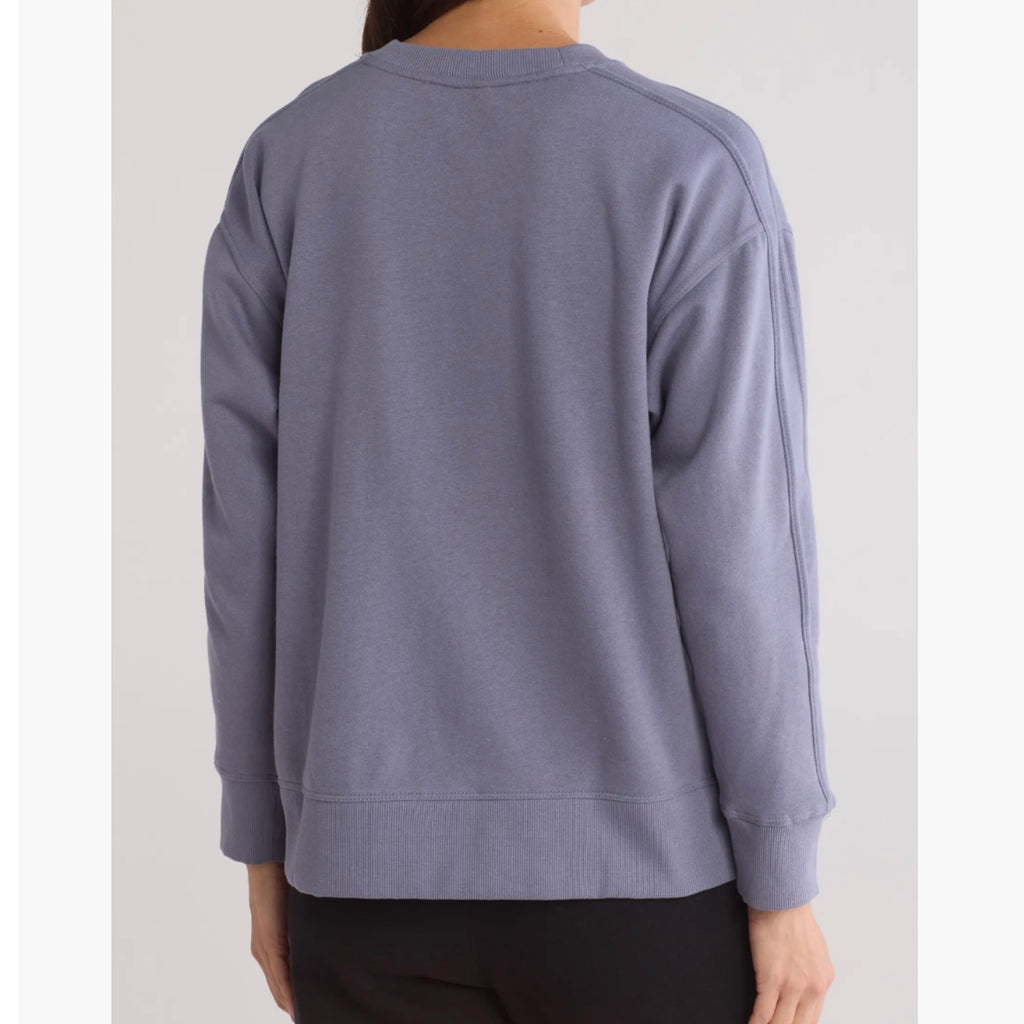 DKNY LOGO FLEECE HIGH-LOW SWEATSHIRT